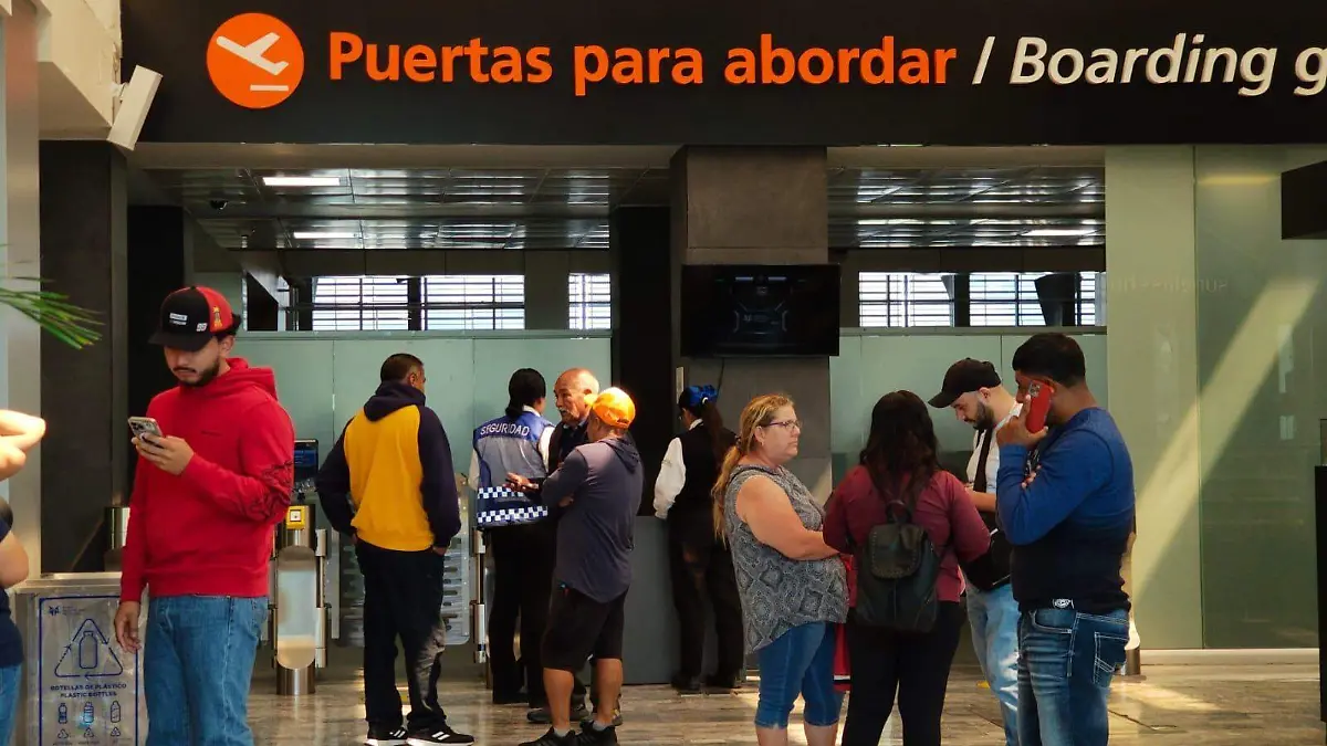 Personas en el aeropuerto de Morelia